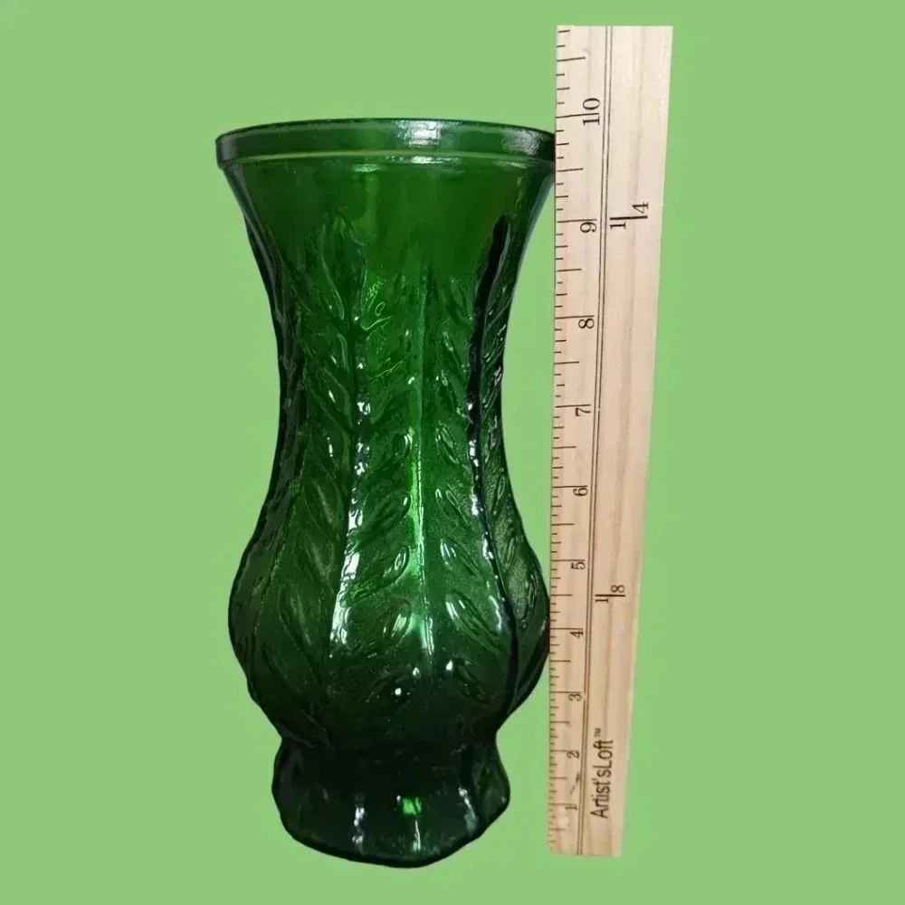 Vtg emerald green glass vase